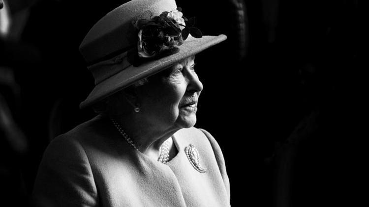 Kraliçe öldü, en gözde çocuğu Buckinghamdan kovuldu: Artık onu koruyacak bir annesi yok