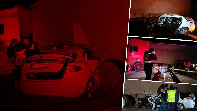 Anadolu Otoyolu’nda feci kaza Otomobil acil çıkıştan dönmek isteyen tıra ok gibi saplandı: 1 ölü