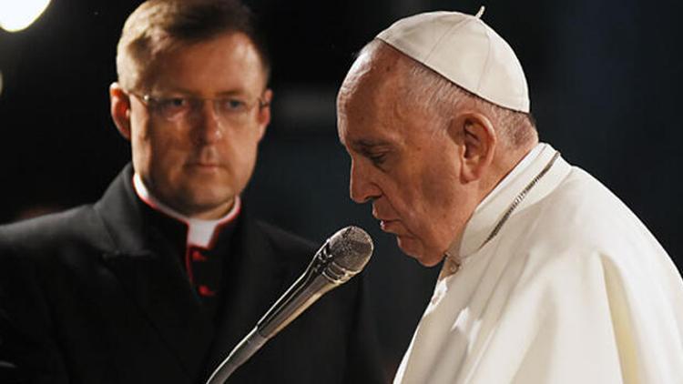 Papa Noel arefesi ayininde insanların servet ve iktidar açlığını kınadı
