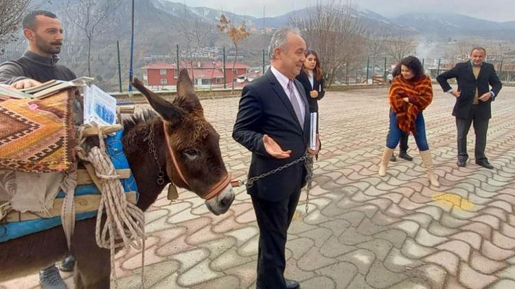 Eşekle Anadolu’yu gezip kitap dağıtıyor