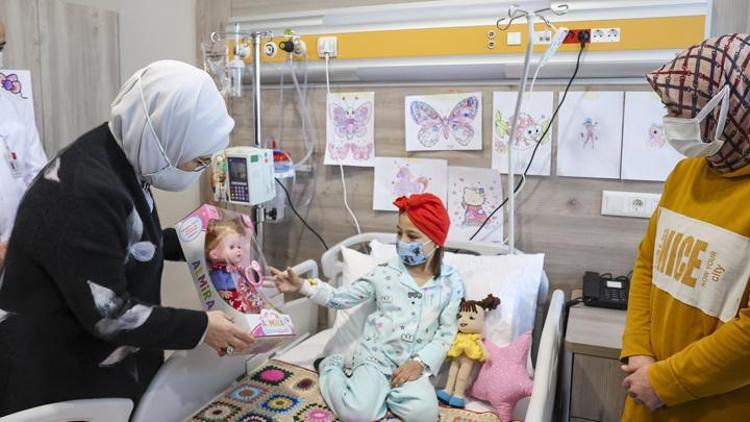 Emine Erdoğandan kanser hastası çocuklara moral ziyareti
