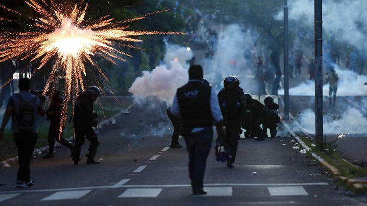 Bolivyada ortalık karıştı Muhalefet liderinin destekçileriyle polis arasında çatışma