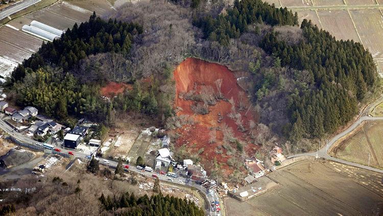 Japonyada toprak kayması: 10dan fazla yapı yıkıldı, 2 kişi kayıp