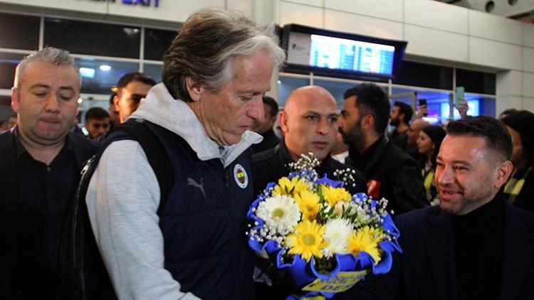 Fenerbahçe’ye Antalya’da coşkulu karşılama Jorge Jesus, dede tezahüratlarıyla karşılandı