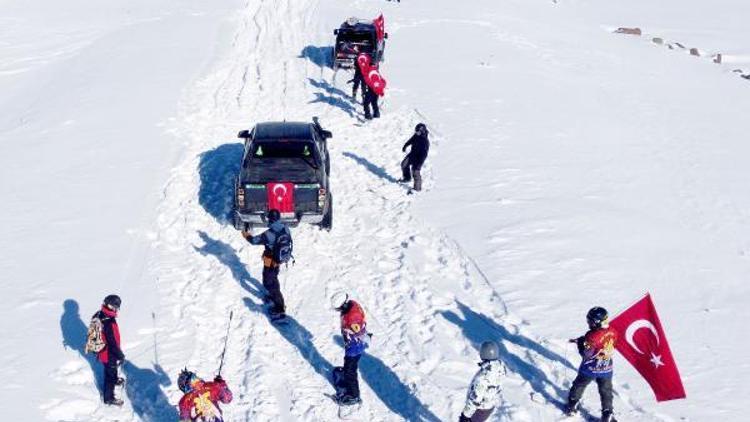 Trafiğe kapalı Ardahan-Ardanuç karayolunda şehitler anısına ofrooad eşliğinde snowboard gösterisi yaptılar