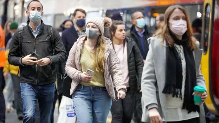 İngiltere’de sağlık yetkililerinden uyarı: ‘Hastaysanız ya maske takın ya da dışarı çıkmayın’