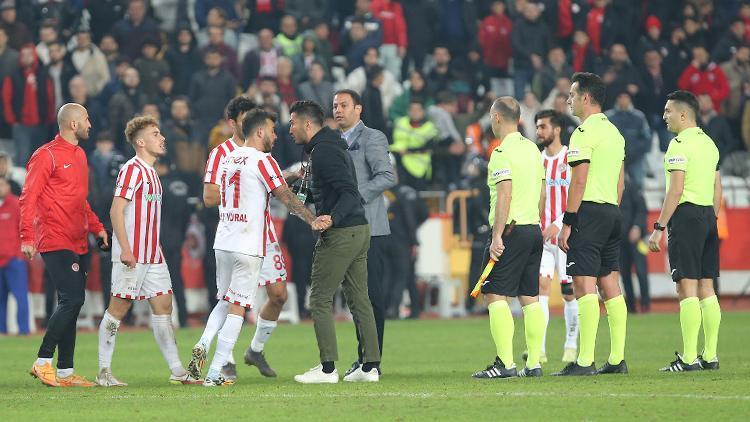 Antalyaspor - Fenerbahçe maçında tartışmalı kararlar İki gol iptal edildi...