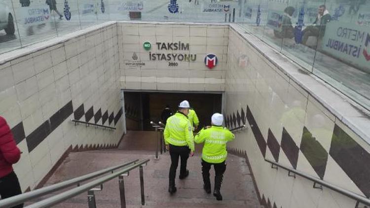 Son dakika... Taksim metrosunda bir yolcu raylara düştü