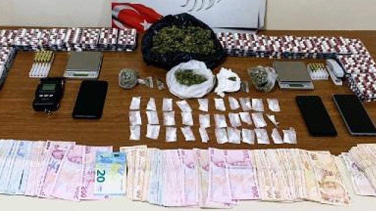 İzmirde uyuşturucu operasyonu: 3 gözaltı