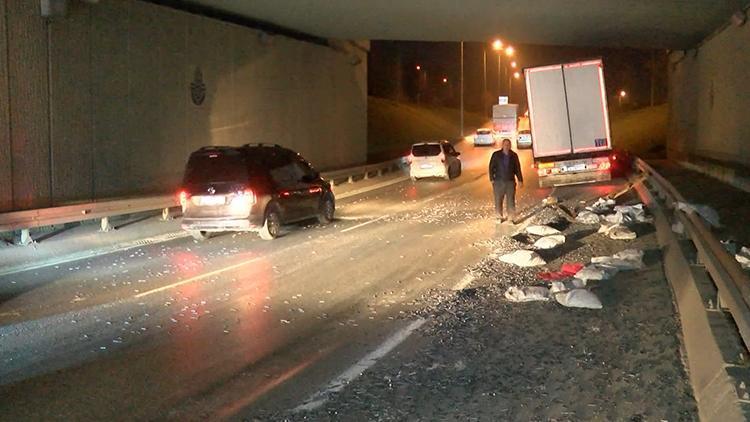 Sultangazide yolun bir tarafına perçin diğer tarafına hafriyat döküldü