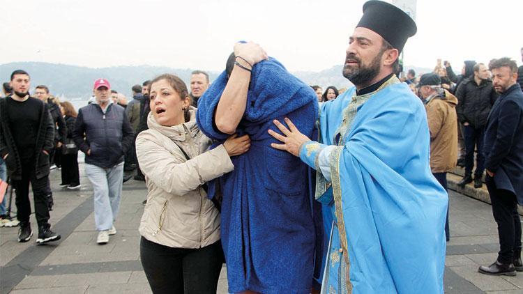 Haç çıkarma töreninde talihsiz kaza