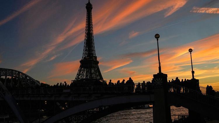Parisin sembol yapıları enerji tasarrufu için erken karartılıyor