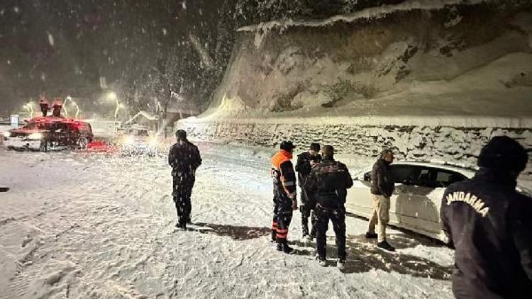 Ayder Yaylası’nda karda mahsur kalan çift kurtarıldı