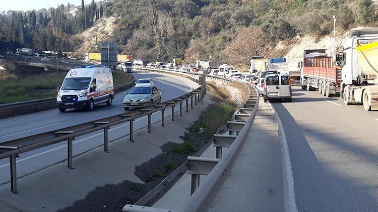 Kamyon devrildi D-100 İstanbul yönü ulaşıma kapandı
