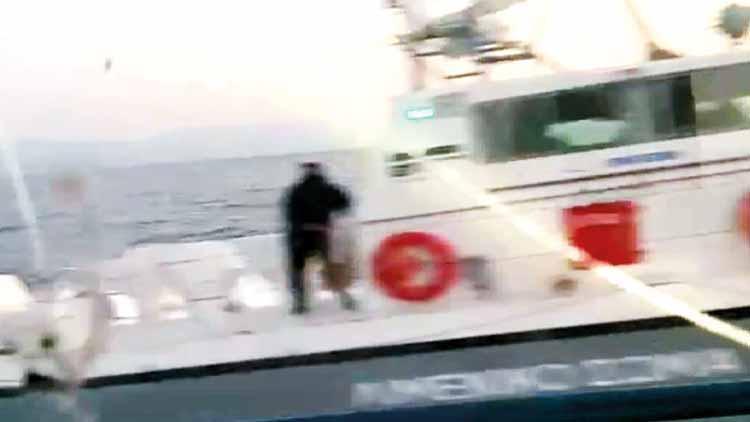 Yunan sahil güvenliğinden taşlı ve silahlı taciz