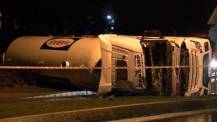 Bakırköyde yakıt tankeri devrildi, cadde trafiğe kapatıldı