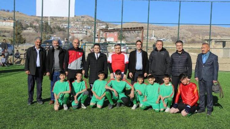 Kaymakam Karaaslan, yeni halı sahada çocuklarla futbol maçı yaptı