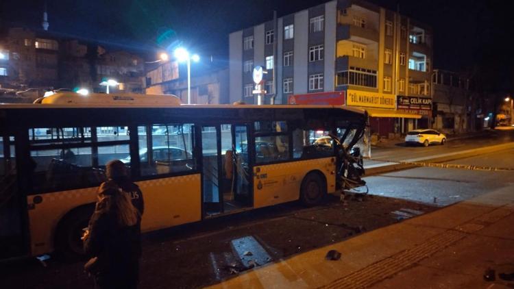 Ümraniyede İETT otobüsü ile otomobil çarpıştı: 5 kişi yaralandı