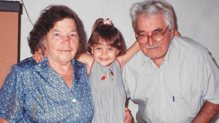 Bu fotoğraf 26 yıl önce çekildi...  Babaannem ve dedem ikisi de melek oldu