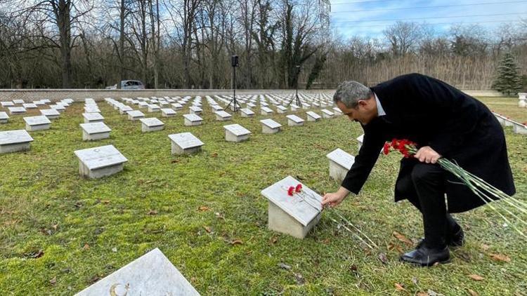 Bakan Özer, Galiçya Türk Şehitliği’ni ziyaret etti