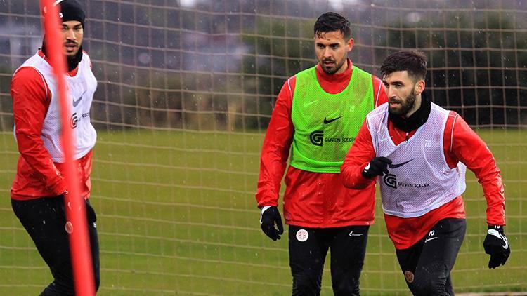 Antalyaspor’da Doğukan Sinik ilk antrenmanına çıktı