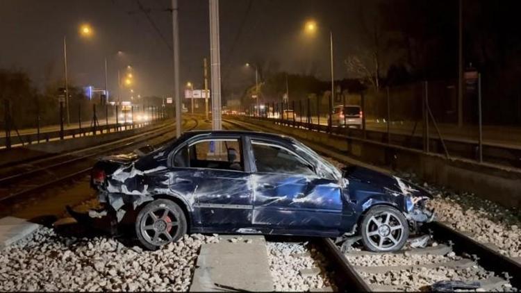 Bursa’da kontrolden çıkan otomobil metro raylarına girdi