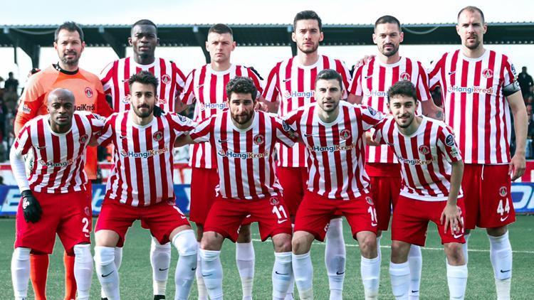 Süper Lig ekibi Ümraniyesporda 2 isim kadro dışı bırakıldı
