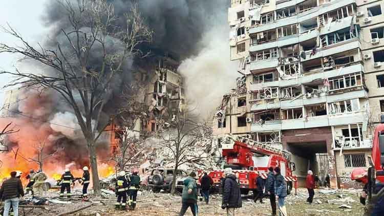 3 tonluk Rus füzesi apartmana isabet etti: 26 sivil öldü