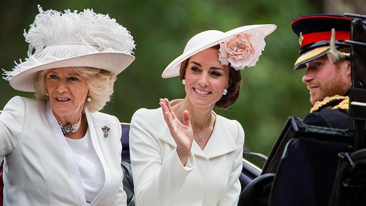 Kraliyet ailesinde gelin - kaynana çekişmesi: Konsort Kraliçe Camilla Kate Middleton’ın ailesine hizmetçi muamelesi yapmış
