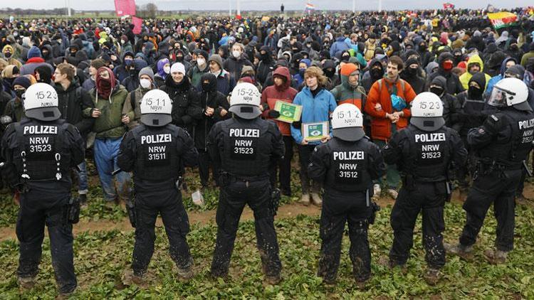Alman polisinin çamura saplanması sosyal medyada alay konusu oldu