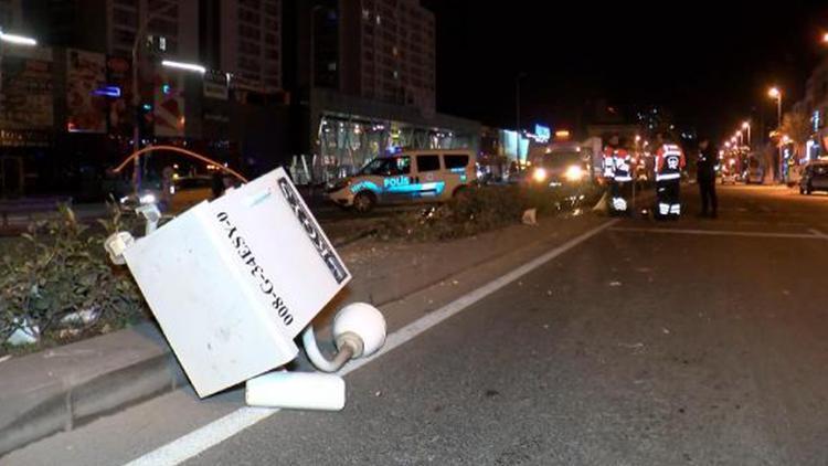 Esenyurtta otomobil önce yayaya sonra da mobese direğine çarptı: 1 ölü, 2 yaralı