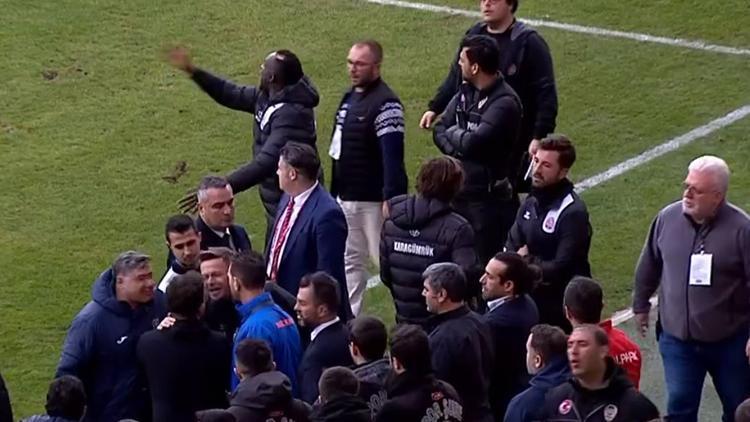 Fatih Karagümrük-Başakşehir maçında gerginlik Diagneden tepki, Pirlo ve Emre Belözoğlu tartıştı, koridorda protesto...