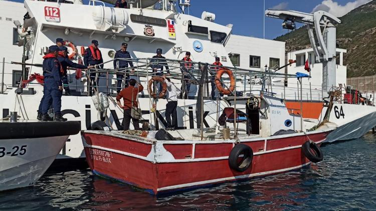 Fırtınada 200 kilometre sürüklenen tekneyi sahil güvenlik ekipleri buldu