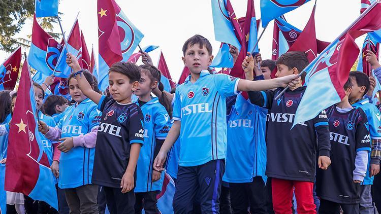 Trabzonspor Başkanı Ahmet Ağaoğlu, öğrencilere 10 bin forma hediye etti