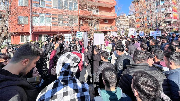 Kuran-ı Kerim yakılması, İsveç Büyükelçiliği önünde protesto edildi