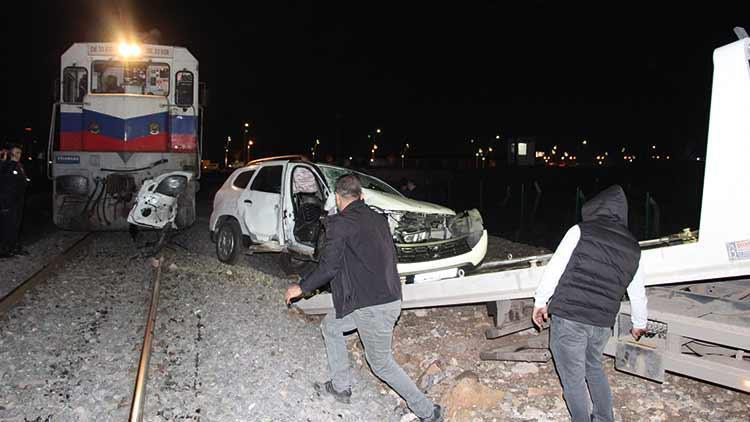 Diyarbakırda faciadan dönüldü Yük treni otomobile çarptı