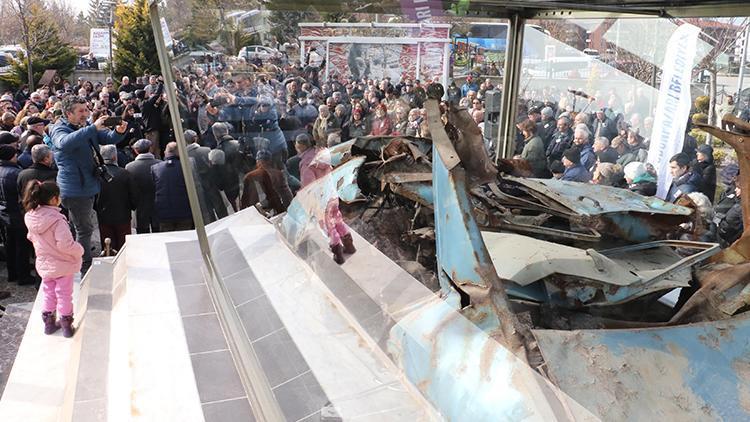 Uğur Mumcu, Eskişehir’de sergilenen hurda otomobilinin önünde karanfillerle anıldı
