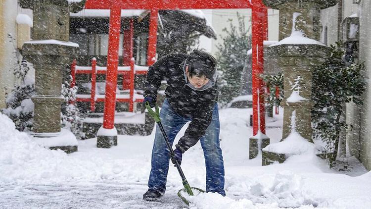Japonya’da kar esareti: Yüzlerce araç yollarda mahsur kaldı