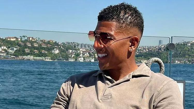 Kasımpaşadan sol beke Van Aanholt hamlesi Galatasaray ile görüşme...