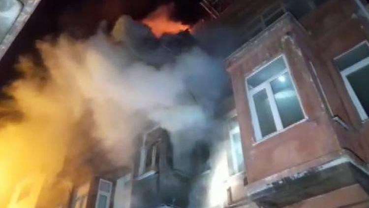 Fatihte 3 katlı binada yangın çıktı