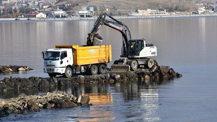 Çevre, Şehircilik ve İklim Değişikliği Bakanı Kurum: Van Gölünde 807 bin metreküp dip çamuru temizlendi