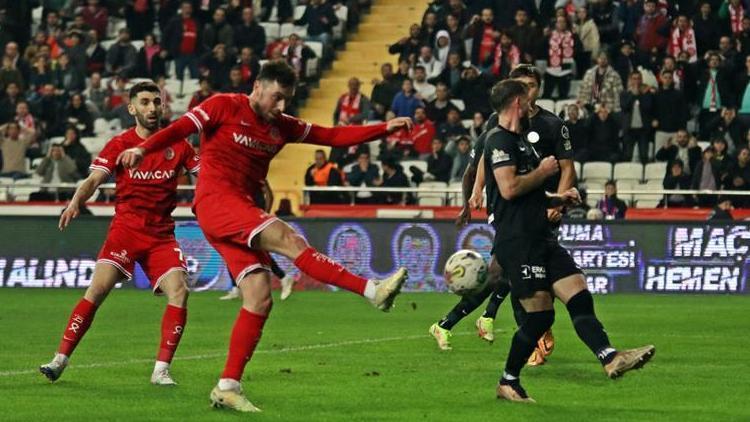 Gol düellosunda kazanan Antalyaspor