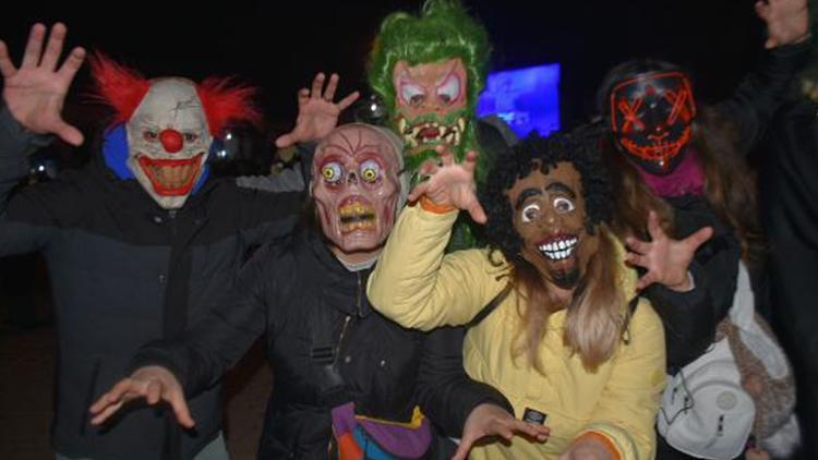 Yüzlerini boyadılar, maske taktılar.. Balkan geleneği Bocuk Gecesi kutlandı