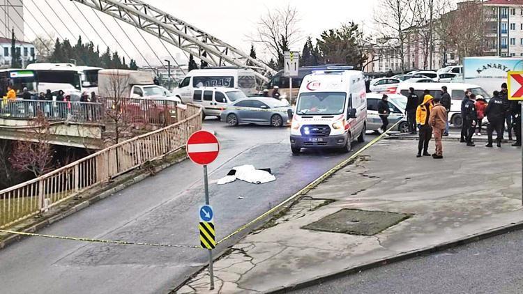 Minibüs genç kadına çarpıp kaçtı