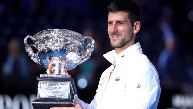Avustralya Açıkta şampiyon Novak Djokovic Tsitsipasa şans vermedi, Nadalın rekoruna ortak oldu