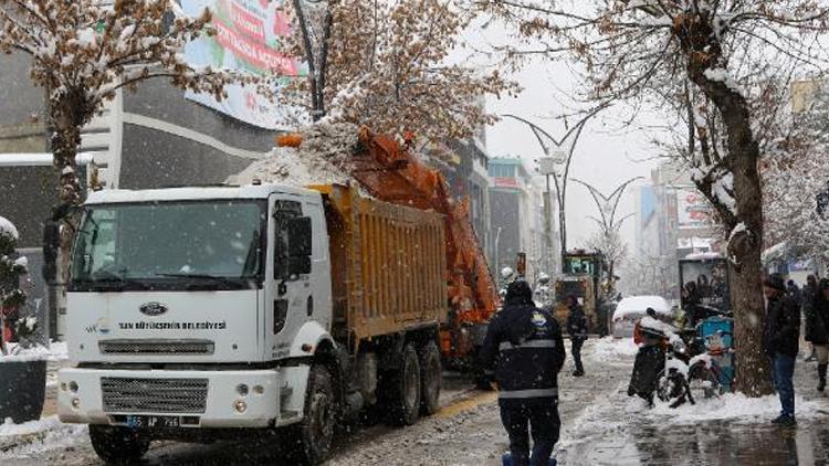 Vanda kapanan 345 yerleşim yeri yolundan 297si açıldı