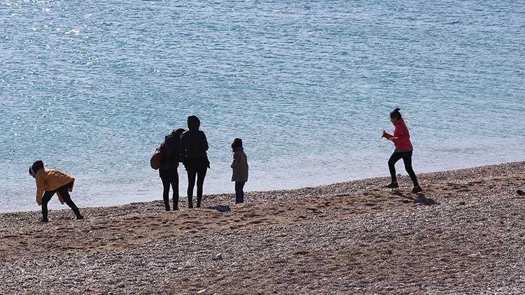 Antalyada deniz sıcaklığı 18 derece Güneşli havayı fırsat bilenler sahile akın etti