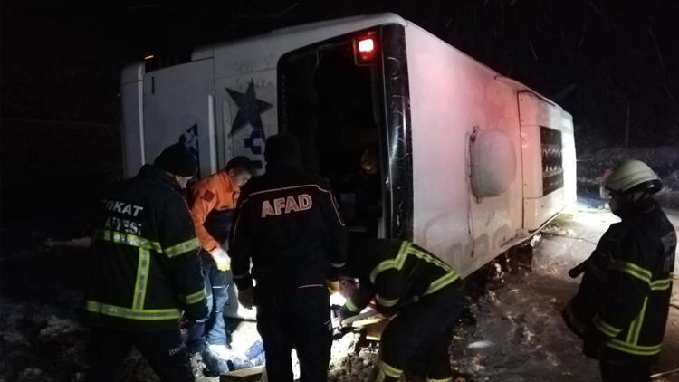 Tokatta yolcu otobüsü devrildi: 1 kişi hayatını kaybetti, 13 yaralı