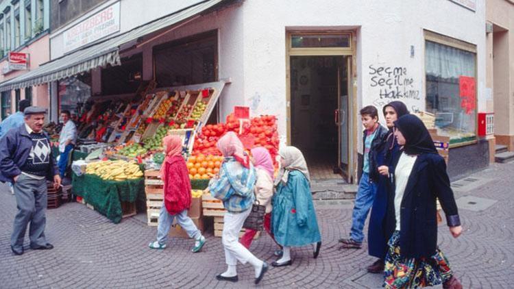 Sanatseverler ‘Biz Buralıyız’ sergisinde buluşuyor