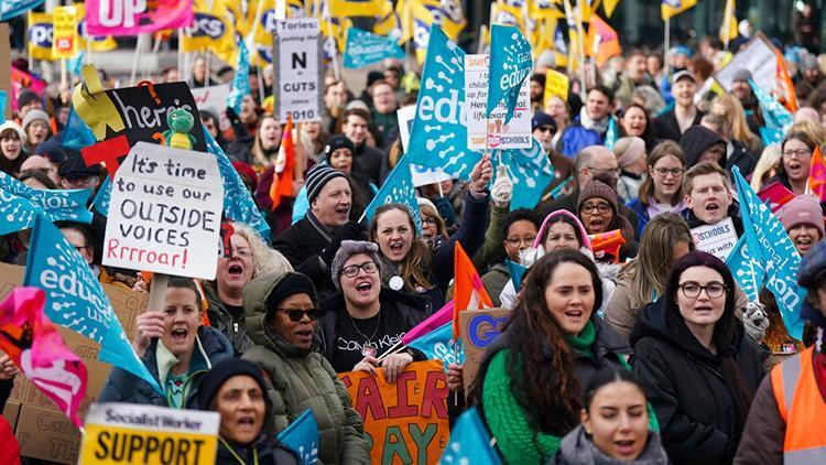 İngilterede dev grev: Yaklaşık 500 bin kişi iş bıraktı